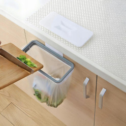 Porte-bags pour déchets suspendus sur la porte de l'armoire