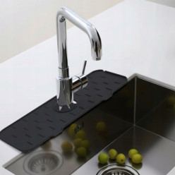 Silikonová drezová rohož na odkvapkovanie drezu pod čiernou vodovodnou batériou